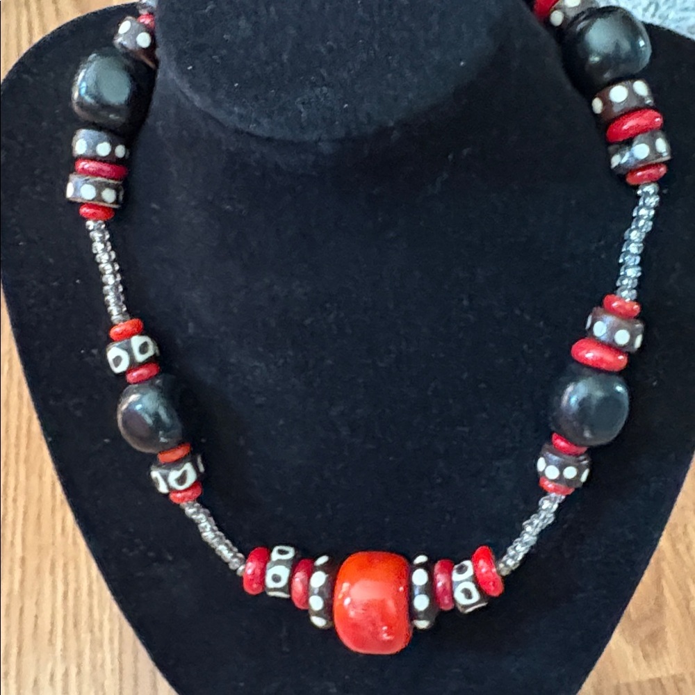 VINTAGE HANDMADE 14" DOG COLLAR RED CORAL AND ONYX BEADS WITH TOGGLE CLASP
